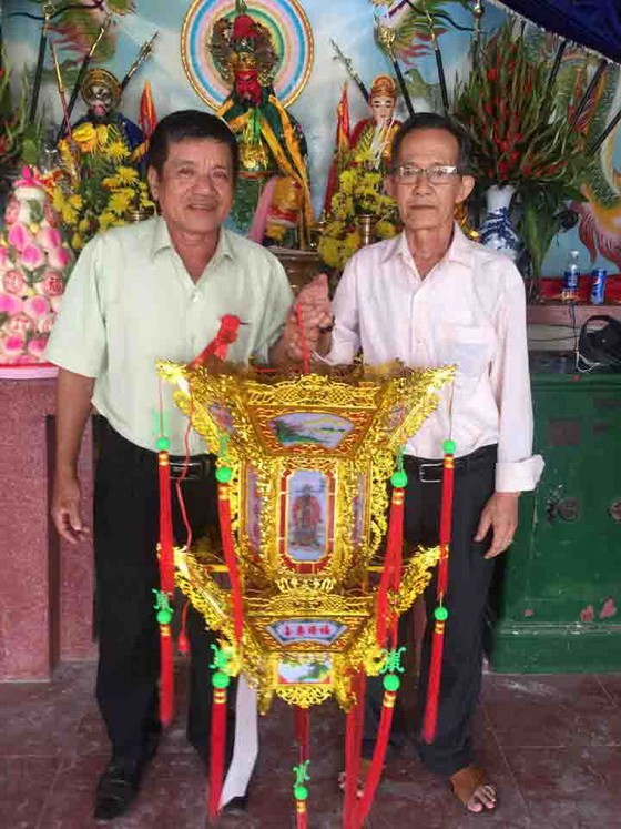 鍾振明理事長（右）移交聖燈給福主。