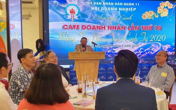 杭慰瑤會長在新春聚會上致詞。