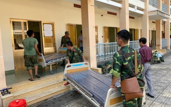 古芝野戰醫院在緊張氣氛中做好充分的準備。（圖源：英閒）