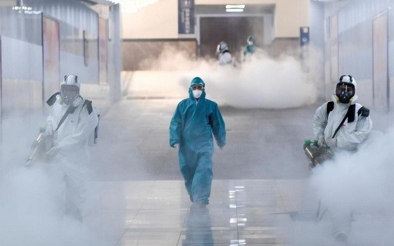 新冠肺炎疫情中武漢長沙的消毒工作。（圖源：路透社）