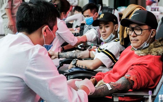 眾多市民踴躍參加志願捐血活動。（圖源：梅商）