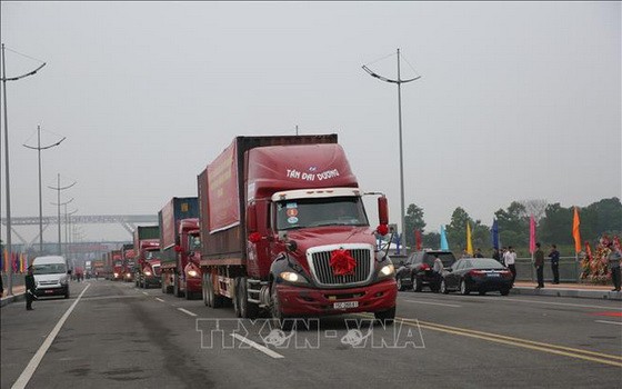 一輛輛大貨車經北侖2橋熙熙攘攘行駛通關。（圖源：越通社）