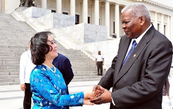 古巴國會主席埃斯特萬‧拉索‧ 埃爾南德斯（右）會見越南共產黨代表團 團長張氏梅。（圖源：黎霞）