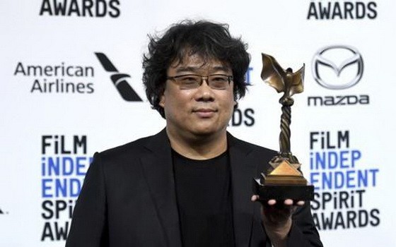 手捧獎杯的奉俊昊。（圖源：韓聯社）