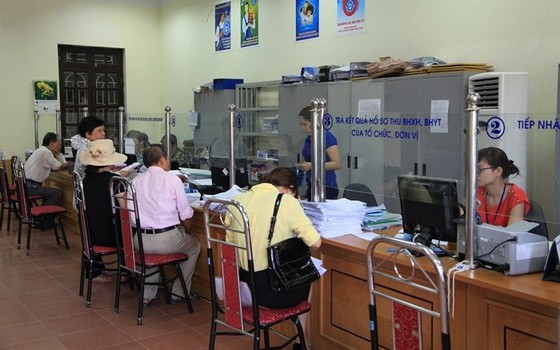 民眾辦理有關醫保、社保事項。