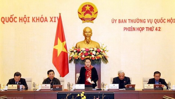 國會主席阮氏金銀（中）主持會議。