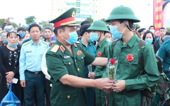 黎瞻上將向新兵贈花慰勞。（圖源：玉福）