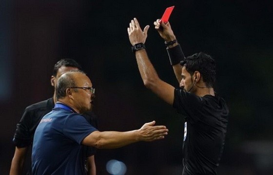 之前越南與印尼之間在第三十屆東運會足球決賽一仗中，朴恒緒主教練在第七十七分鐘與裁判發生爭論，其後他被裁判出示紅牌要求上觀眾席。（圖源：互聯網）