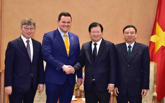 政府副總理鄭廷勇（右二）接見美韓投資商。（圖源：VGP）