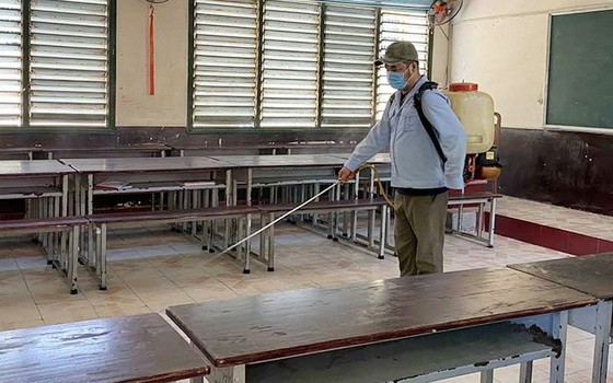 多所學校做好教室衛生消毒工作。