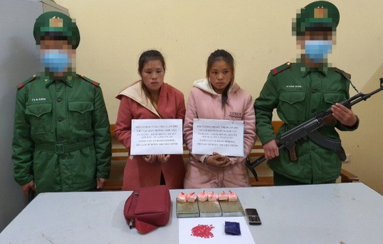 運毒入境被捕的2名老撾籍女子（中）及毒品物證。（圖源：微顯）
