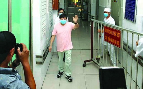 李鼎大叔(音)昨天12日康復出院。（圖源：互聯網）