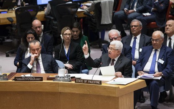 巴勒斯坦總統阿巴斯（前排右）在會上發言。（圖源：互聯網）