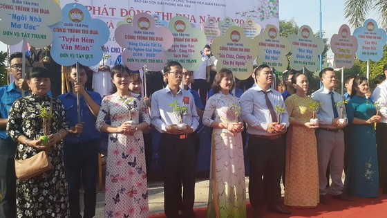 新富郡各坊代表獲送樹苗以返回地方種植。