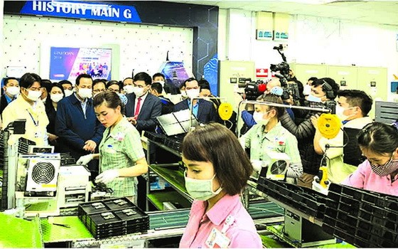 勞動與榮軍社會部長陶玉容與工作團親往太原省視察新冠病毒肺炎疫情防控工作，以及新春勞動和生產情況。（圖源：互聯網）