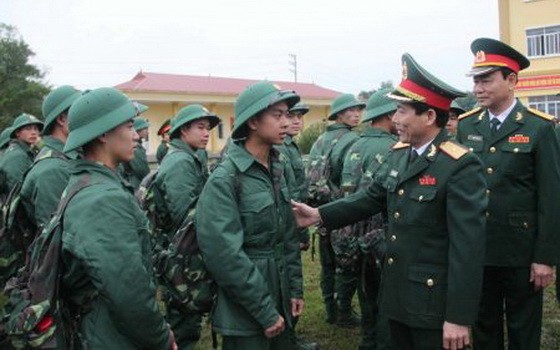 少將丁孟發勉勵入伍青年。（圖源：互聯網）