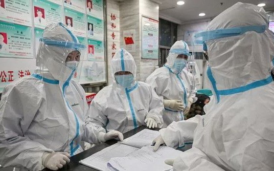 越南婦聯會向中華全國婦聯會致函慰問。圖為中國武漢市紅十字會醫院醫務人員。（圖源：AFP）