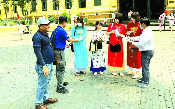 來本市遊客獲派口罩。（圖源：互聯網）