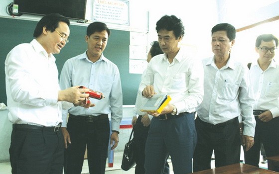 教育與培訓部長馮春迓檢查同塔省沙瀝市 富美小學防疫工作。（圖源：互聯網）