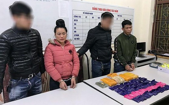 被抓獲的 2名運販毒及毒品物證。（圖源：警方提供）