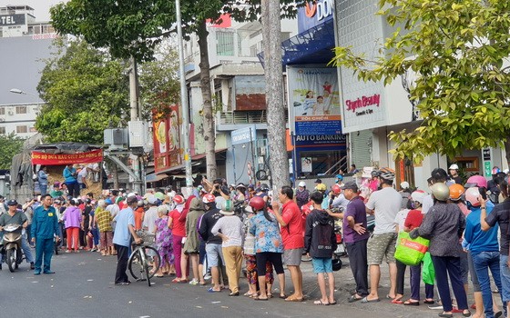 當天上午，有逾200名居民及路過的人停車排隊購買。