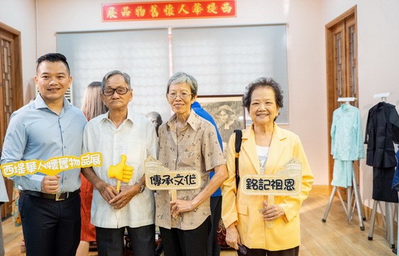 文物捐贈者與麒麟（左一）於展室內合影。