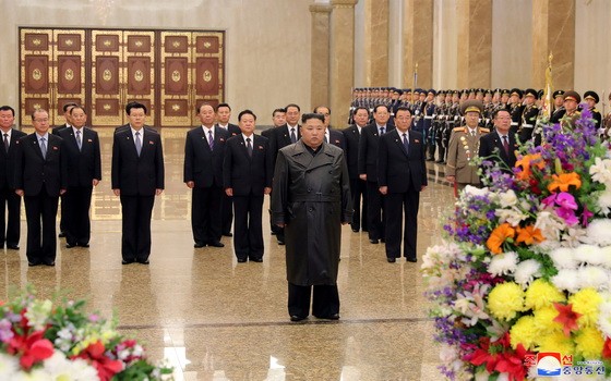 2月16日，金正恩（前排）參謁錦繡山太陽宮。（圖源：朝中社）