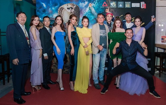 出品商與越中演員合影。