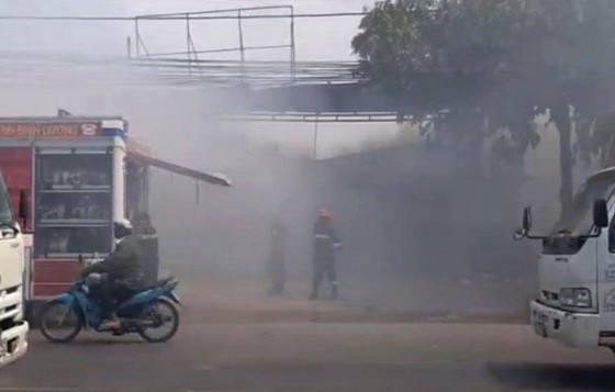 順發機械廠突然起火燃燒，現場冒出大片濃煙。（圖源：清嬌）