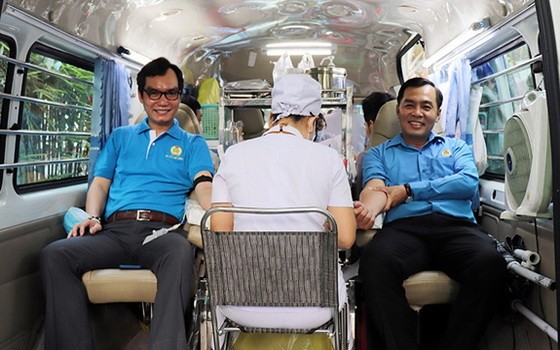 工會幹部參加捐血活動。（圖源：雄科）