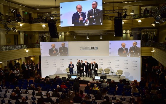 慕尼黑安全會議主席（台上左一）發表閉幕講話。（圖源：新華社）