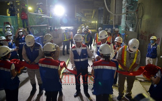 濱城-仙泉地鐵1號線項目全線貫通儀式現場一瞥。（圖源：越南信息網）