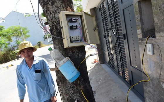 因安置區內未有電力系統，民眾須從露天電箱用電線把電源引接入屋內使用。