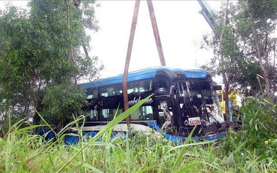 重型拖吊車將事故客車吊離現場。（圖源：垂楊）