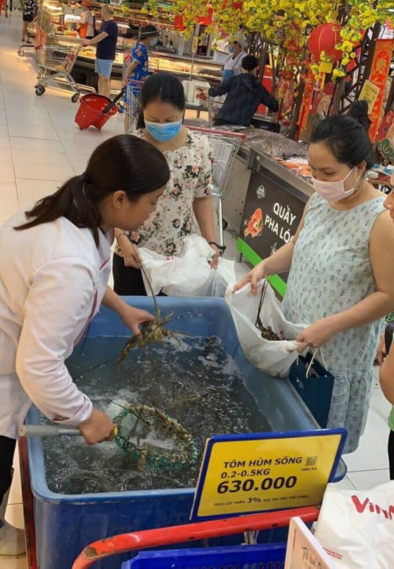 VinMart便利店承諾自今至本月23日期間，將無利潤出售龍蝦。（圖源：VinMart）