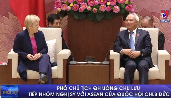 國會副主席汪周琉（右）接見德國聯邦議會主席蕾娜特‧庫娜斯特。（圖源：Vnews視頻截圖）