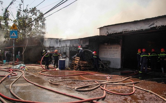 消防隊經半個多小時奮勇滅火後大火終於被撲滅。（圖源：互聯網）