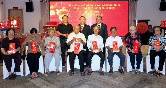 羅氏宗親理事會向長者宗親祝壽。