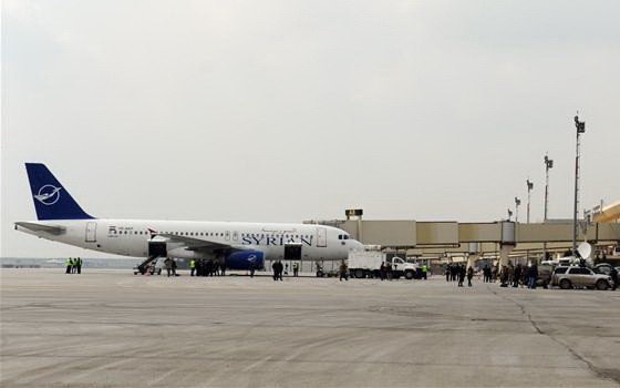 2月19日，從敘利亞大馬士革飛抵阿勒頗的首架航班降落在阿勒頗國際機場。（圖源：新華社）