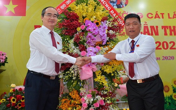 市委書記阮善仁（左）祝賀桔萊坊黨部大會。（圖源：越勇）