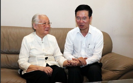 武文賞部長（右）殷切問候段翠波醫生。