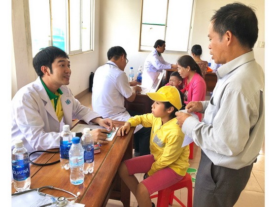 范黎維醫生、博士參加贈醫施藥活動。