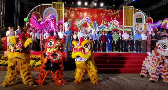 第五郡龍獅在文化中心接受各位領導點睛開光。