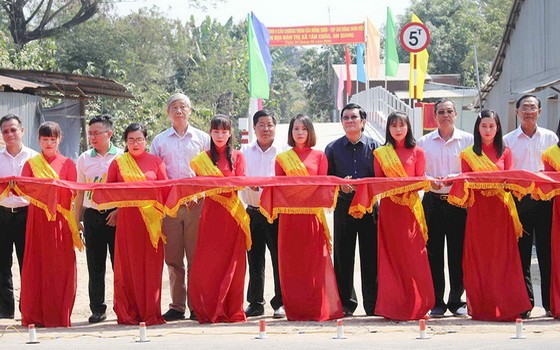 原國家主席張晉創（後排右三）出席新關市9座橋樑落成剪綵儀式。（圖源：明顯）