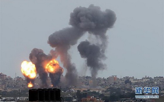  2月24日，在加沙地帶汗尤尼斯，以軍空襲引起火球和煙霧。（圖源：新華社）