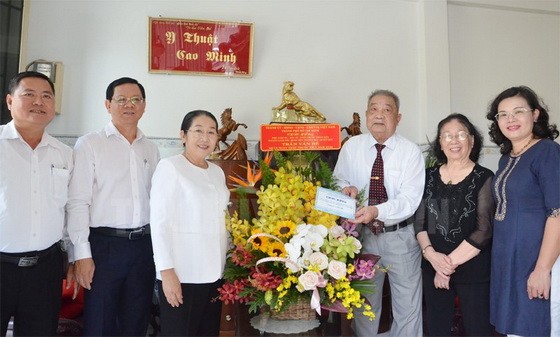 市委副書記武氏蓉（左三）與本市幹部代表團前往探望各位模範醫師。（圖源：市黨部新聞網）