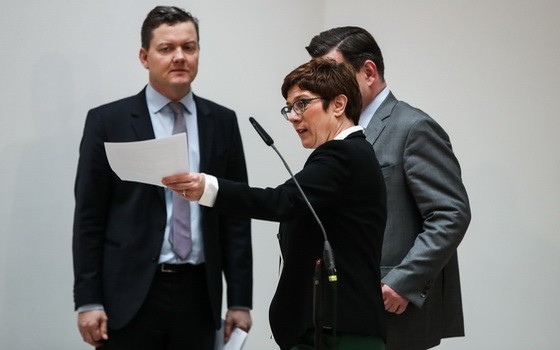 在柏林德國基督教民主聯盟（基民盟）總部卡倫鮑爾（前）抵達新聞發佈會現場。