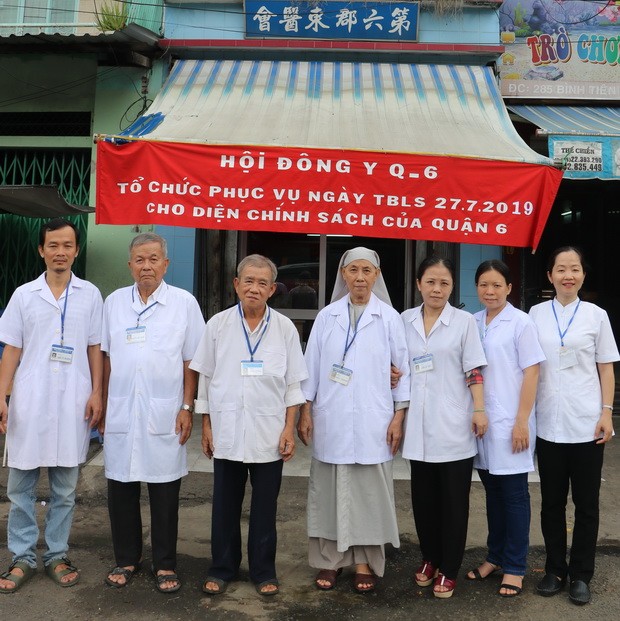第六郡東醫會堅持為窮人贈醫施藥 ảnh 1