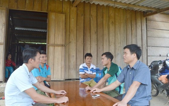 在安村的年輕人商討除農業生產外增加家庭副業以脫貧。