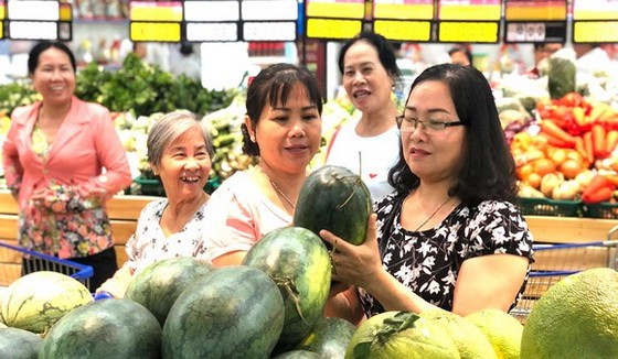 本市許多超市輔助銷售農產品。